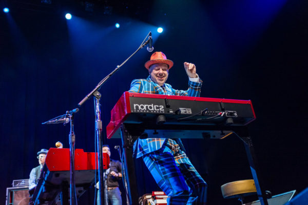 Jerry Dale McFadden dancing behind the keyboard